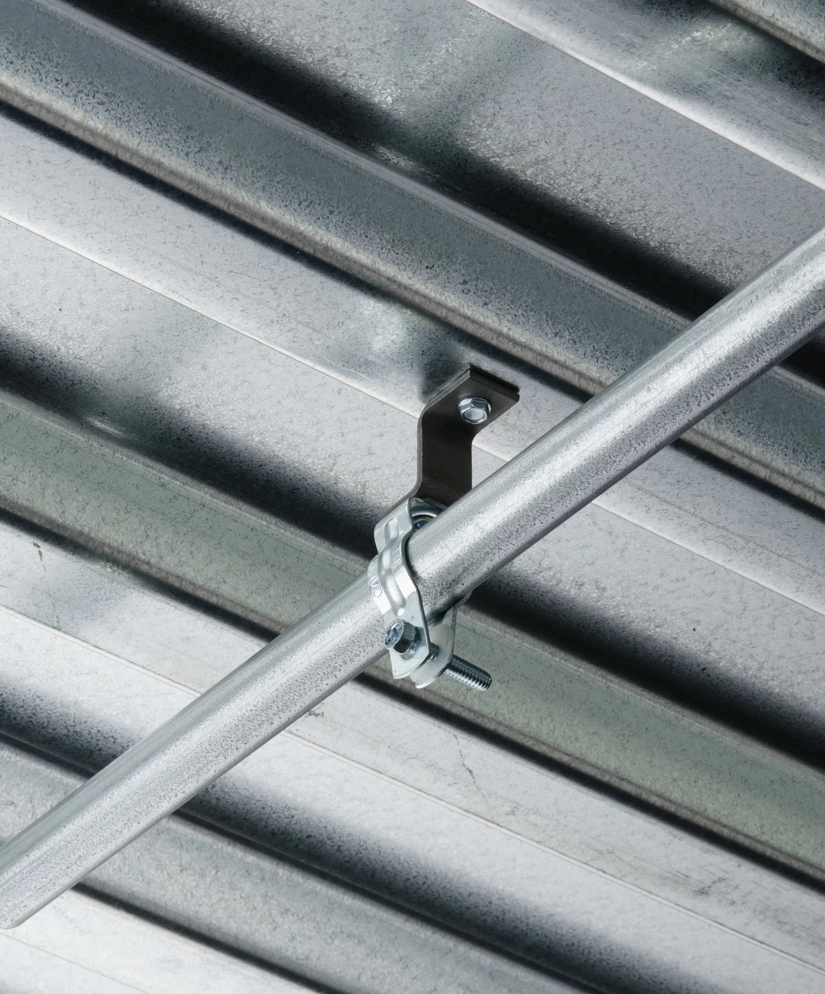 Nvent Caddy CD1BCPNAM | CD-CPNAM Conduit/Pipe to Deck Angle Bracket, 3/4" EMT, 3/4" Rigid/Pipe